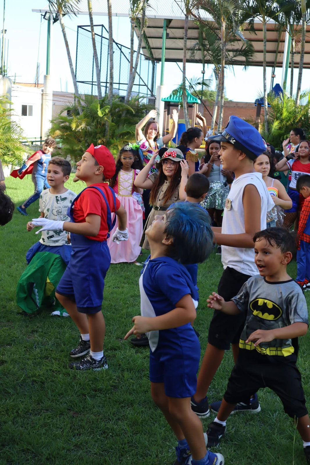 Estudantes do Colégio Lógica em atividade fantasiados no pátio